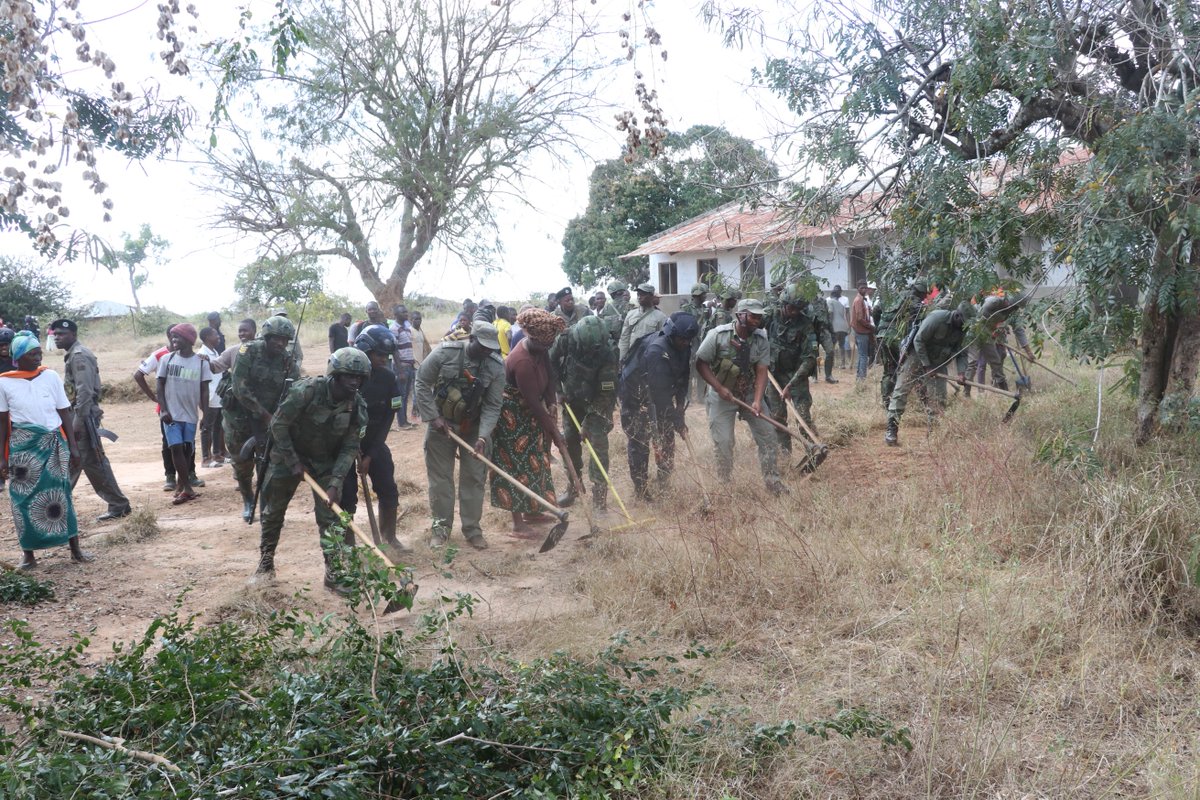 RwandaMoD's tweet photo. Today, Rwandan Security Forces operating in Cabo Delgado Province, Mozambique jointly conducted community work with residents and national police to clean up Milamba Primary School located in Mocimboa da Praia district.https://t.co/7ibXxhZtXw https://t.co/WunIb8jn4T
