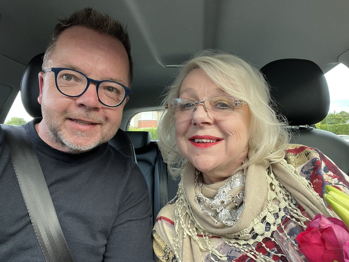 Be arall i neud ar brynhawn sadwrn ym mis medi….. Ymarfer ar gyfer y cyngherddau sy’n dod fyny. An afternoon of rehearsing for us both for some concerts coming up. Allan am banad wan