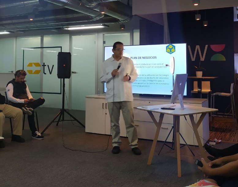 elbloque101's tweet photo. Nuestro #CEO @ja_colmena en su presentación en el #EWorkFest en @CCSCEX de la mano de @Handshaking_Es https://t.co/e8JaQjjDDq