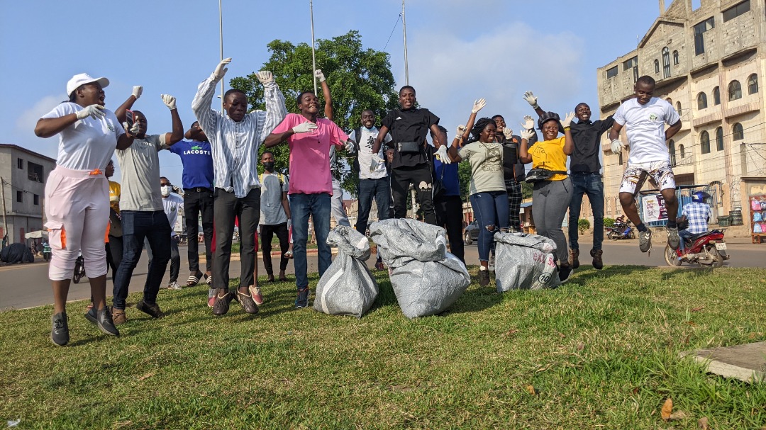 GuellyR's tweet photo. #WorldCleanupDay2022 Agoé 🇹🇬, Nous l’avons fait tous ensemble. C'était tout simplement magnifique 📢 📢  
Merci à tous nos partenaires et à tous les participants.  
@LetsDoItWorld
@EcoJogging

#WorldCleanupDay #LetsDoItWorld #RFAEDD #Nettoyage #Agoe #Togo #TgTwittos https://t.co/bp6XqXLPoF