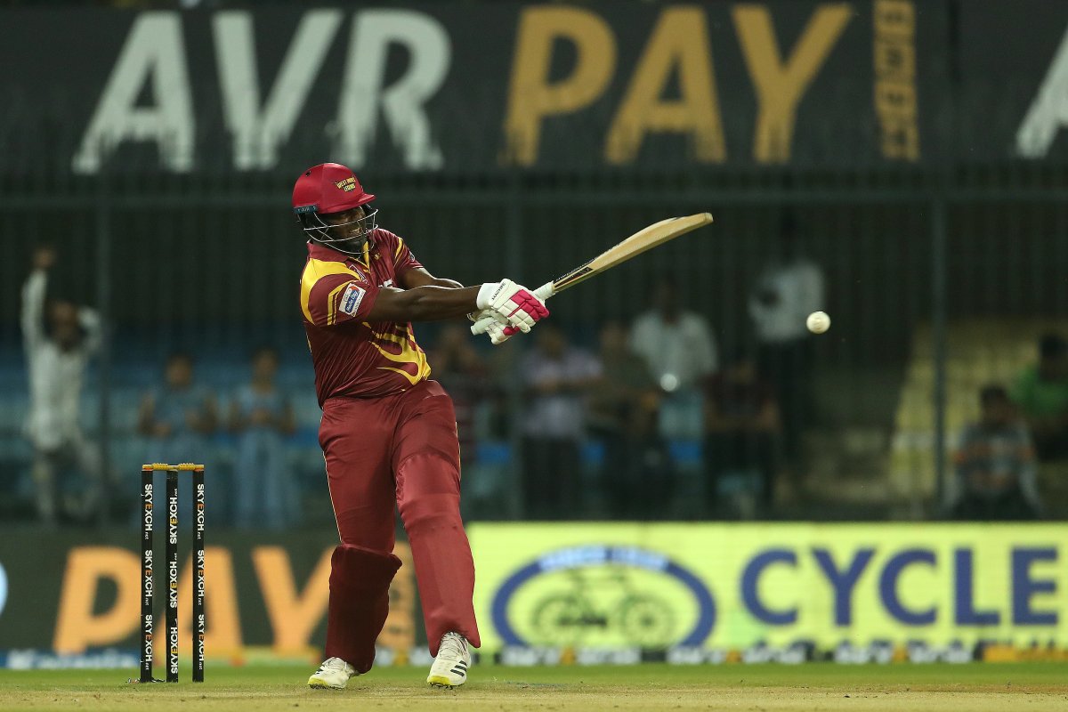 RSWorldSeries's tweet photo. Carnage at Indore! The @Windieslegends openers Dwayne Smith &amp; William Perkins are off to a flyer adding 72 runs in the powerplay!
#ENGLvsWIL #RSWS #RoadSafetyWorldSeries #YehJungHaiLegendary https://t.co/eGktVku97I