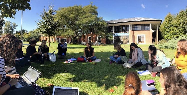 Feliz de ser desafiada, interpelada e inspirada por mis estudiantes
Feliz de caminar acompañada de grandes colegas 
Feliz de aprender en cada clase, en cada encuentro
Feliz porque, aunque no todos los días sean felices, no hay día en que no elija vivir la docencia. ¡Feliz día!