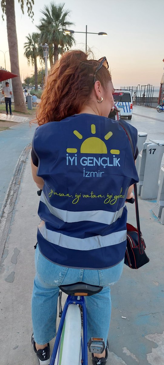 iyigenclik_35's tweet photo. Karbon ayak izini azaltmak adına İl Başkan yardımcılarımız ve İlçe Başkanlarımızın katılımıyla gerçekleştirdiğimiz etkinlik kapsamında hep beraber İYİ Parti yelekleri giyilip bisiklet sürümü gerçekleştirildi. Çevre adına farkındalık yaratıldı. https://t.co/vKdC290T14