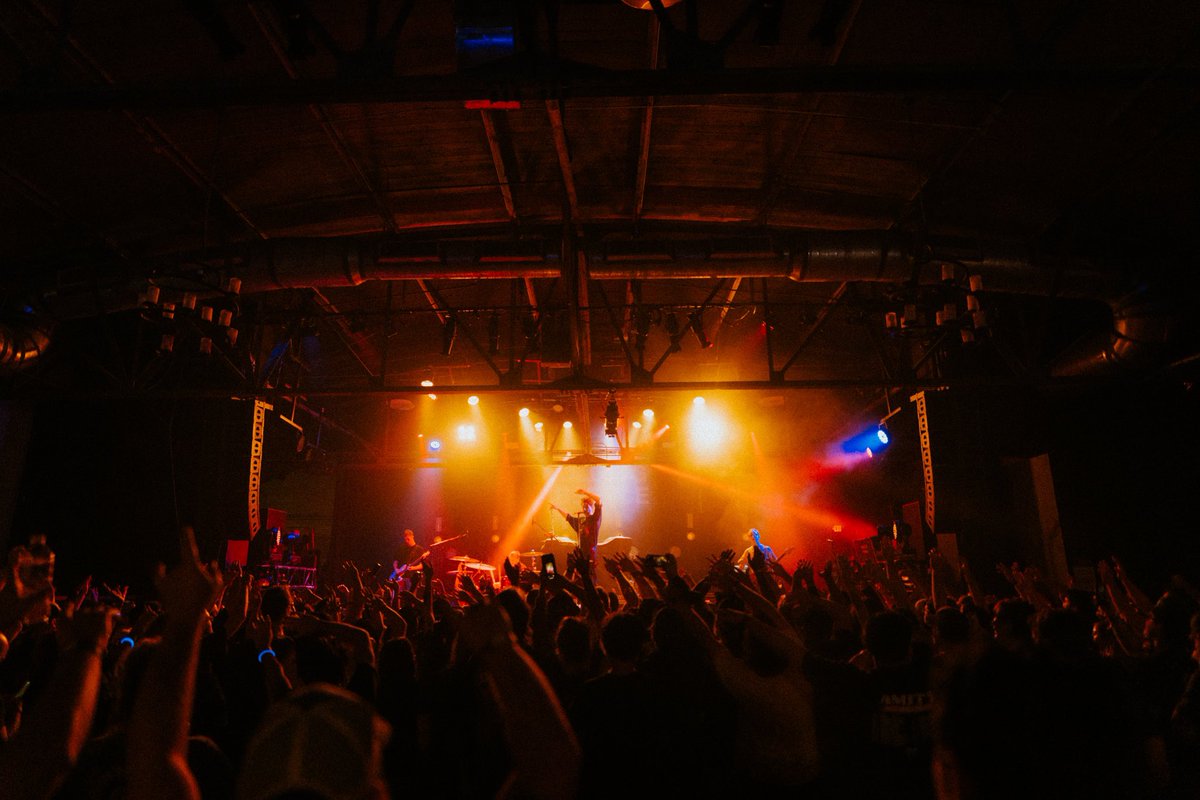 HoldingAbsence's tweet photo. Yeehaw Texas 🤠

Thank you Houston for making our first show back in Texas a great one! We have two more shows in your wonderful state - San Antonio tonight &amp; Dallas on Sunday. Let’s go! 

📸 @bethanmillerco https://t.co/gItfNmNK0l