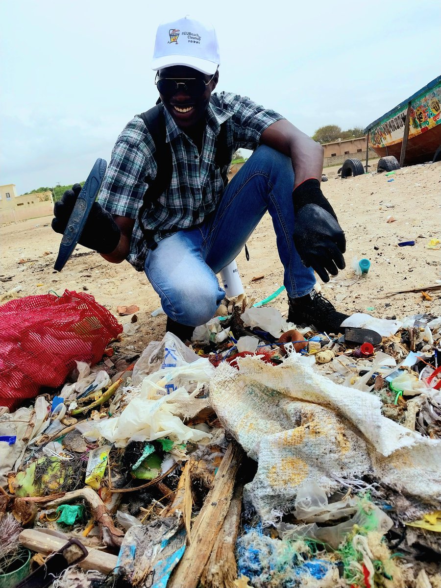 MansourdiopGay1's tweet photo. Ce samedi 17 septembre 2022 dans la dynamique de lutter contre la pollution des océans, l'union européenne en partenariat avec Enda Energie,  la commune de Bargny, l'UCG et CRAC a organisé #UEBeachCleanUP au quai de pêche Ndiolmane #Bargny.
Une forte mobilisation humaine. https://t.co/HiICTgcQvb