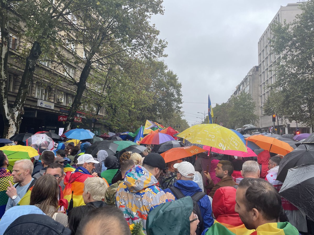 stockholmpride's tweet photo. #EuroPride Belgrad efter många om och men blev det en parad idag. Viktigt att den kunde genomföras. Gott om motdemonstranter men vi var ändå många som stod upp för frihet och kärlek! 🇪🇺🏳️‍🌈#Pride #hbtq https://t.co/mdJjbXiTwh