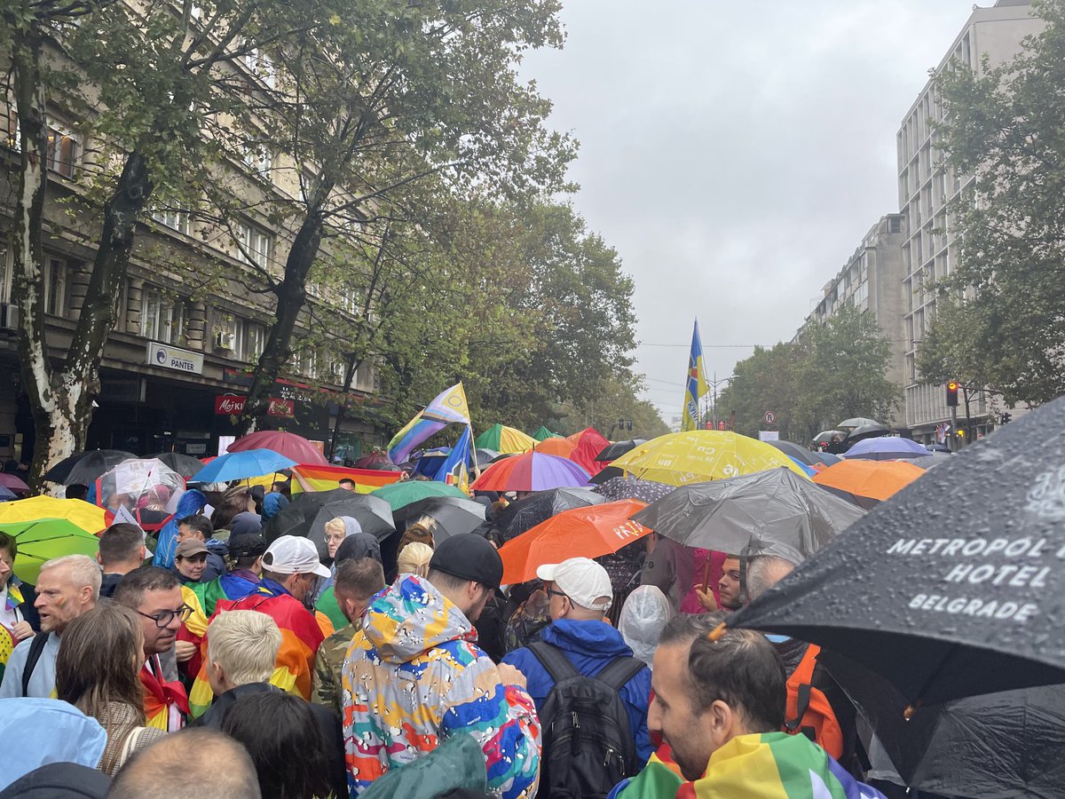 stockholmpride's tweet photo. #EuroPride Belgrad efter många om och men blev det en parad idag. Viktigt att den kunde genomföras. Gott om motdemonstranter men vi var ändå många som stod upp för frihet och kärlek! 🇪🇺🏳️‍🌈#Pride #hbtq https://t.co/mdJjbXiTwh
