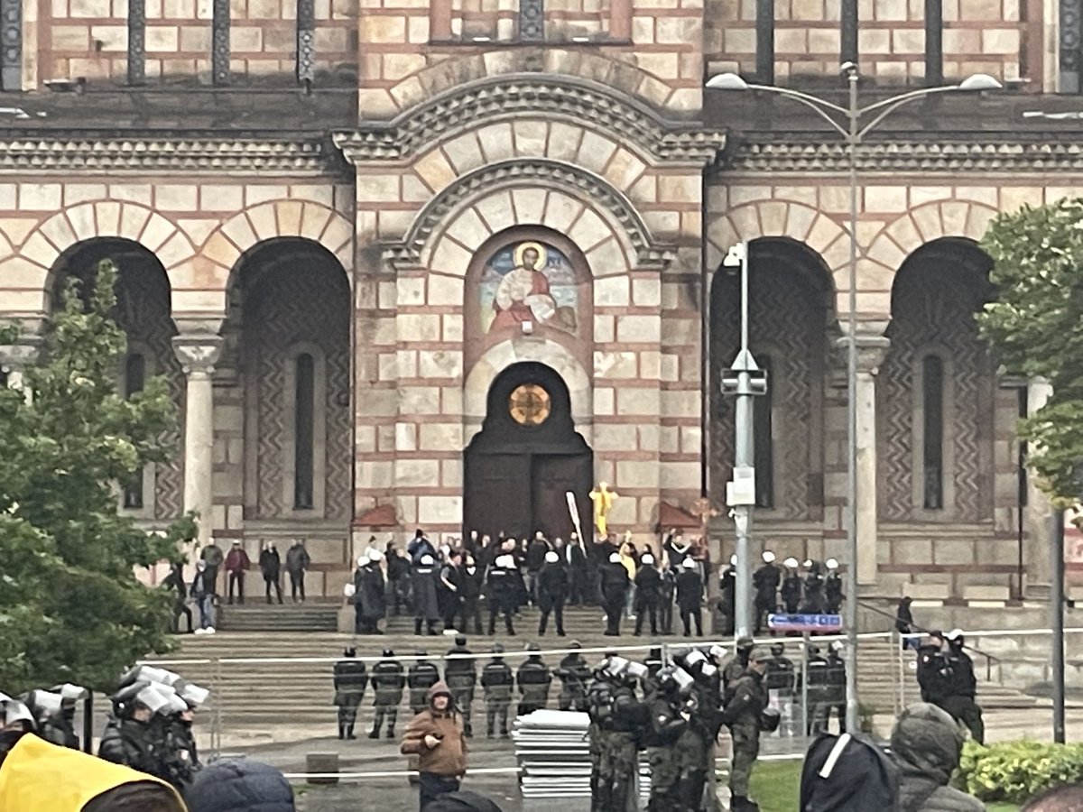 #EuroPride Belgrad efter många om och men blev det en parad idag. Viktigt att den kunde genomföras. Gott om motdemonstranter men vi var ändå många som stod upp för frihet och kärlek! 🇪🇺🏳️‍🌈#Pride #hbtq