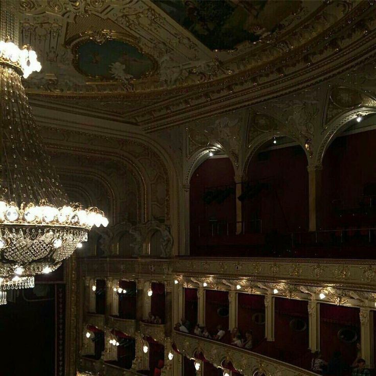 lorrrcan's tweet photo. ранее оживленный коридор у главного выхода нынче был погружен в умировторяющую тишину. наверняка, многие ученики сейчас коротают время в хогсмиде, либо же греются у каминов в гостиных факультетов. стоя во дворе, лоркан подымает голову к бесцветному небу и ловит щекой пару https://t.co/NJJE5zJcSS