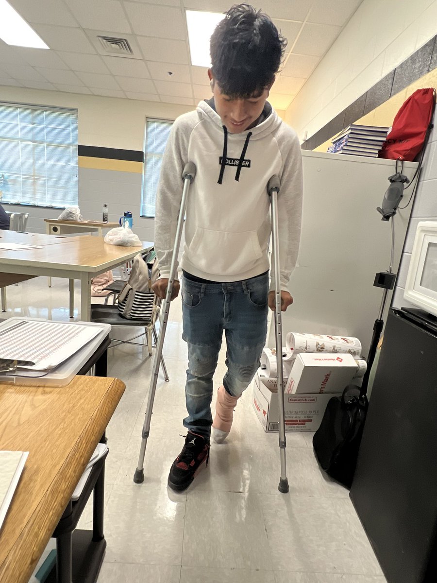TJBeavers's tweet photo. Sports Medicine 1 students this past week practice spine boarding, splinting, crutch fitting. #sportsmed #khscapturethemoment https://t.co/SCRgPRfXc5