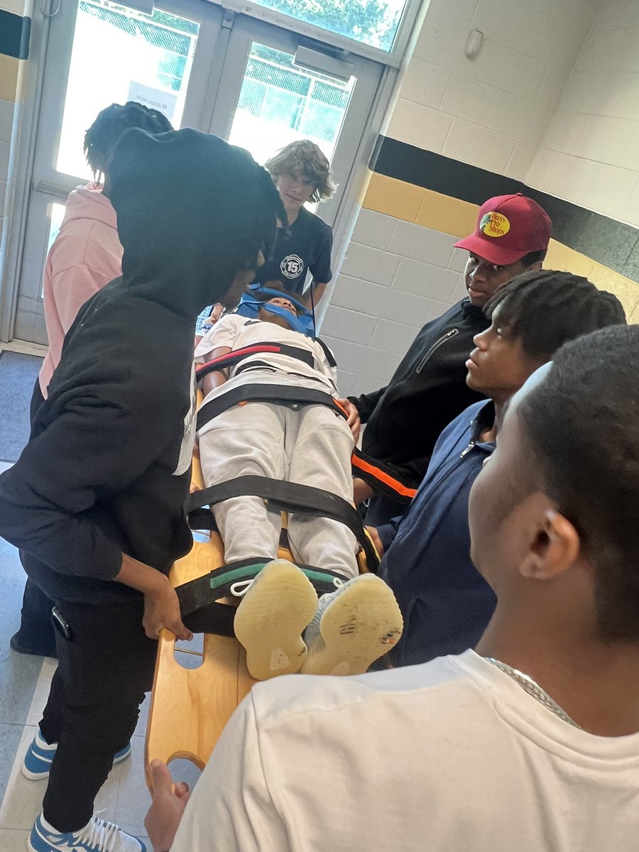 TJBeavers's tweet photo. Sports Medicine 1 students this past week practice spine boarding, splinting, crutch fitting. #sportsmed #khscapturethemoment https://t.co/SCRgPRfXc5