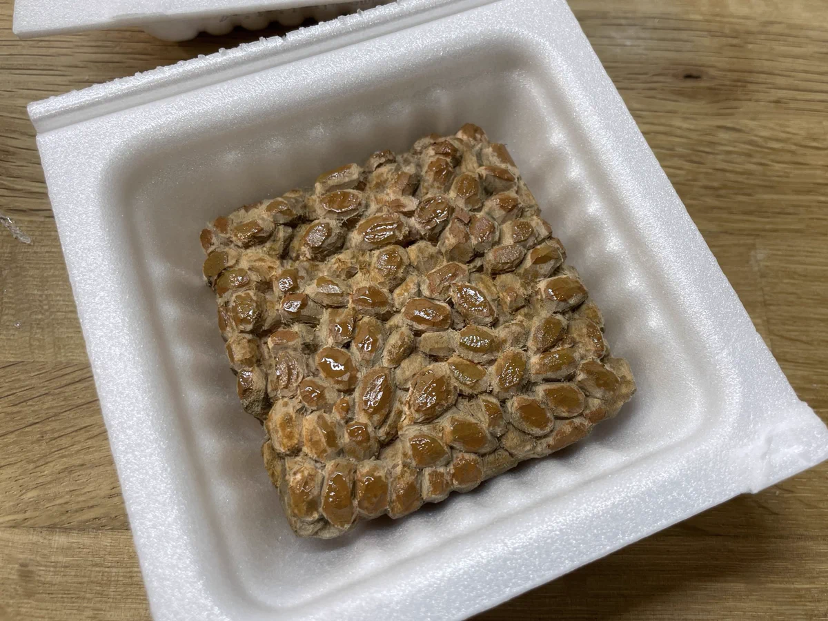 ネバネバ美味しそうな納豆！まさかの木彫りで食べられません。