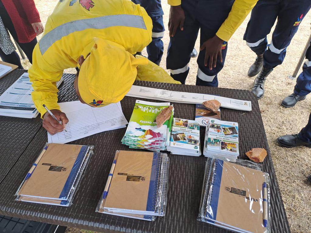 environmentza's tweet photo. The rain couldn't stop volunteers in #Grootbrak from carrying out their #GoodGreenDeed of participating in the #ICC2022 clean-up.
#SeaTheChange https://t.co/sFv7gLPk2q