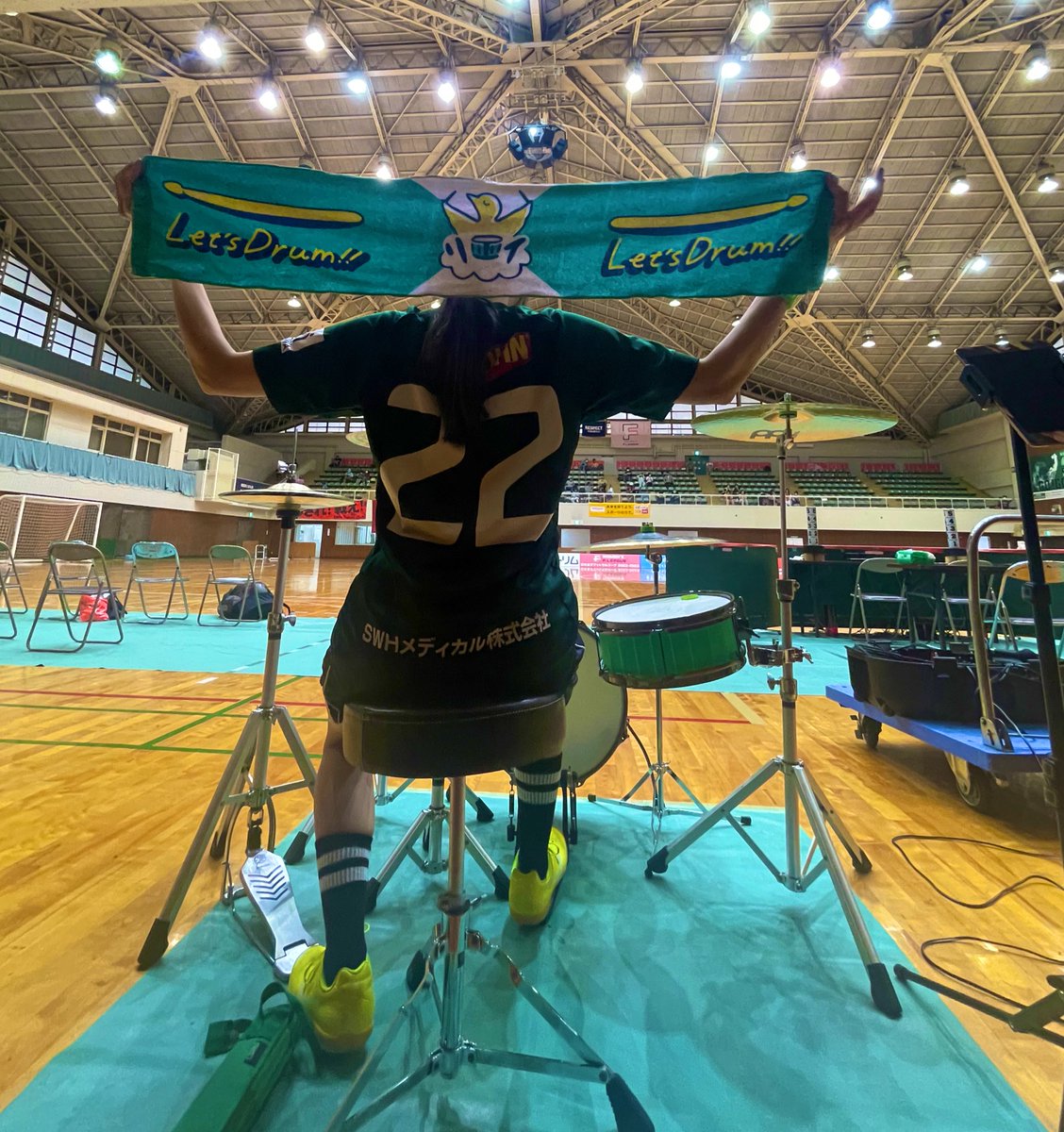 drummerie_xi's tweet photo. SWH Ladies西宮⚽️勝利✨
おめでとうございます🙌

色んな場面で叩かせてもらいました！
点数決めた瞬間���ドラム、、4回叩けた😋
選手のみんな、
めっちゃめっちゃかっこよかった😭😭✨
現地まで来てくれた皆も！
情熱的な応援ありがとうございました🕊🥁

(今日の衣装は推しのユニフォームでした)笑 https://t.co/WzN7wFzEeF