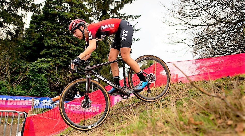 Zege voor Inge van der Heijden bij de dames in de Kleebergcross. Teamgenote Aniek van Alphen is 2de en de 18-jarige Leonie Bentveld finishte als 3de

bij de nieuwelingen en juniores won telkens de Belgische kampioen
veldritkrant.be/kalender/kleeb…
Archieffoto credit TFoto