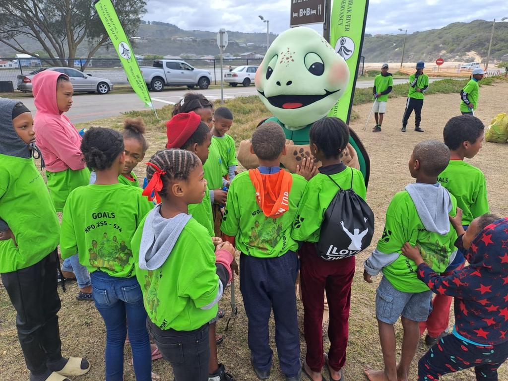 environmentza's tweet photo. The rain couldn't stop volunteers in #Grootbrak from carrying out their #GoodGreenDeed of participating in the #ICC2022 clean-up.
#SeaTheChange https://t.co/sFv7gLPk2q