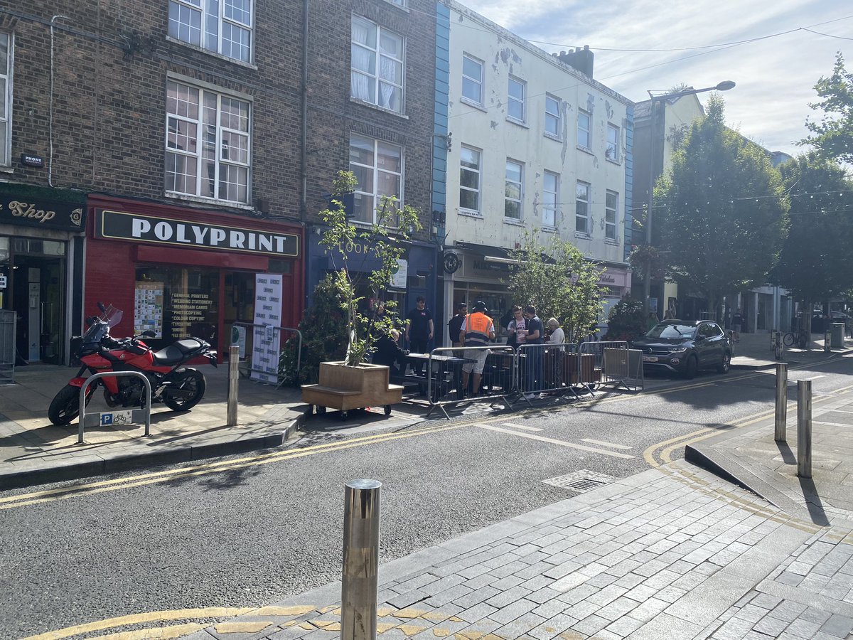 Bravo <a href="/LimerickCouncil/">Limerick Council - Comhairle Luimnigh</a> Lovely to see more of Catherine Street being given over to public usage and less parked cars. This space coupled with our buildout really shows what lovely part of the City, Catherine Street is. #Limerick