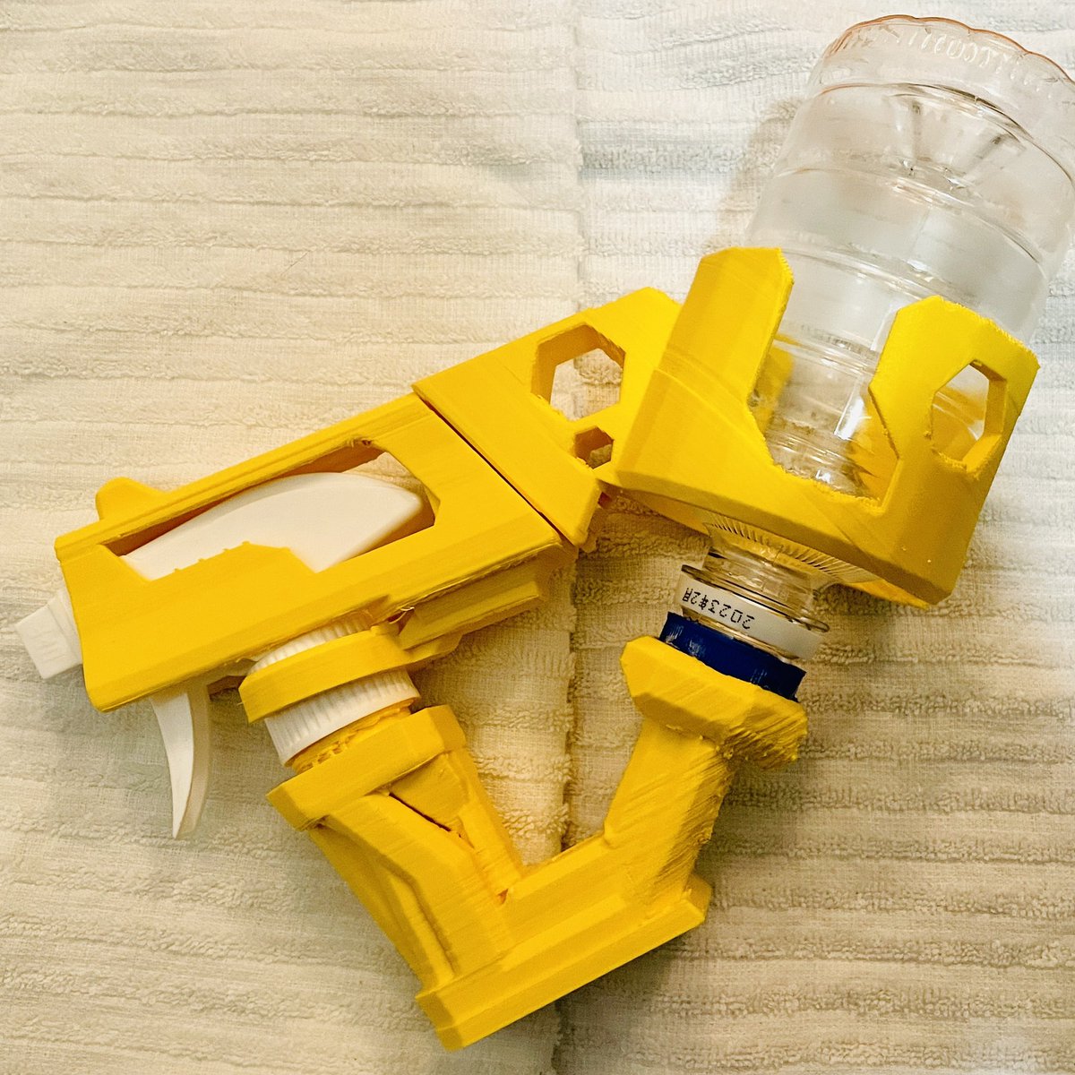 PenG104's tweet photo. 少し改良して配布しています。是非ダウンロードしてください!!
この画像は改良前。改良点は持ち手を少し変えました。
ヘッドパーツは百均とかにあります。シンプルなものです。ちなみにこれはSeriaです。
 #Thingiverse  #3Dプリンター  #3dprinting  #水鉄砲  #自作 https://t.co/qLNbpGGlua