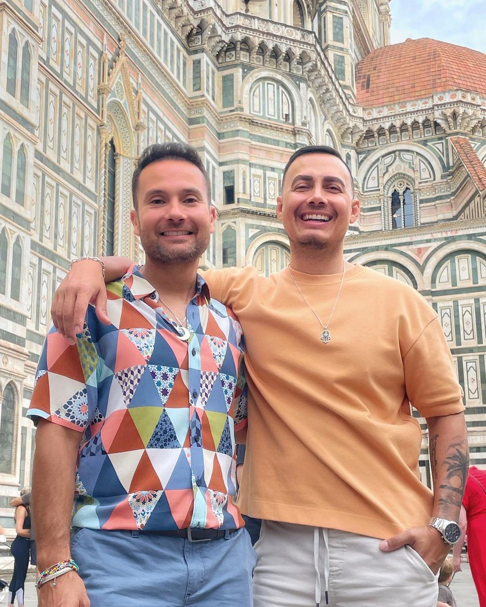 despiertamerica's tweet photo. .@luissandovalTV y su esposo #Renato mandan saludos desde Florencia. 🇮🇹 👋🏻 https://t.co/RceY3dqV3R