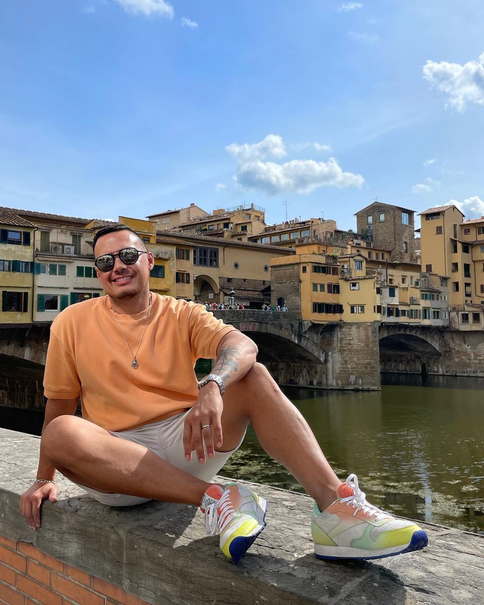 despiertamerica's tweet photo. .@luissandovalTV y su esposo #Renato mandan saludos desde Florencia. 🇮🇹 👋🏻 https://t.co/RceY3dqV3R