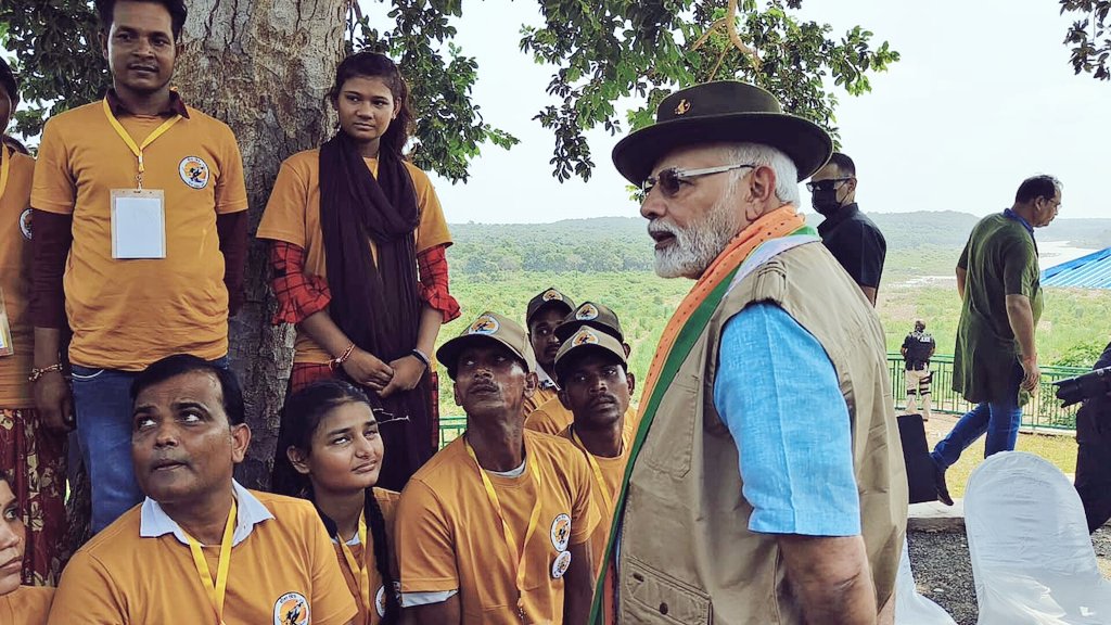ChouhanShivraj's tweet photo. मां भारती के यशस्वी पुत्र, प्रधानमंत्री श्री @narendramodi जी ने अपने जन्मदिन के शुभ अवसर पर मध्यप्रदेश पधारकर हम सभी को धन्य कर दिया।

आप आये और आपने चीतों के रूप में अमूल्य उपहार भेंटकर प्रदेशवासियों को उपकृत कर दिया। आपको हृदय से कोटि-कोटि धन्यवाद देता हूं! #MPThanksPMModi https://t.co/Ld7wipnOlp