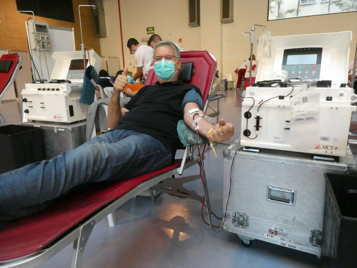 TGNAjuntament's tweet photo. SOLIDARITAT |🩸 L'alcalde @pauricoma participa a la Marató de @donarsang, al Recinte Firal del @PalauTGN.

👏 La primera jornada de la #MSangTgn va aportar 341 donacions de sang i 49 de plasma.

ℹ https://t.co/hKWgy0Nenc

#SantaTecla700 #SantaTecla2022 https://t.co/s9KKmceTMz