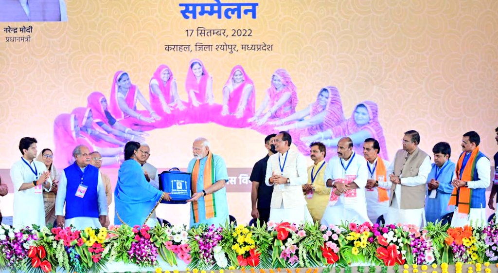 ChouhanShivraj's tweet photo. मां भारती के यशस्वी पुत्र, प्रधानमंत्री श्री @narendramodi जी ने अपने जन्मदिन के शुभ अवसर पर मध्यप्रदेश पधारकर हम सभी को धन्य कर दिया।

आप आये और आपने चीतों के रूप में अमूल्य उपहार भेंटकर प्रदेशवासियों को उपकृत कर दिया। आपको हृदय से कोटि-कोटि धन्यवाद देता हूं! #MPThanksPMModi https://t.co/Ld7wipnOlp