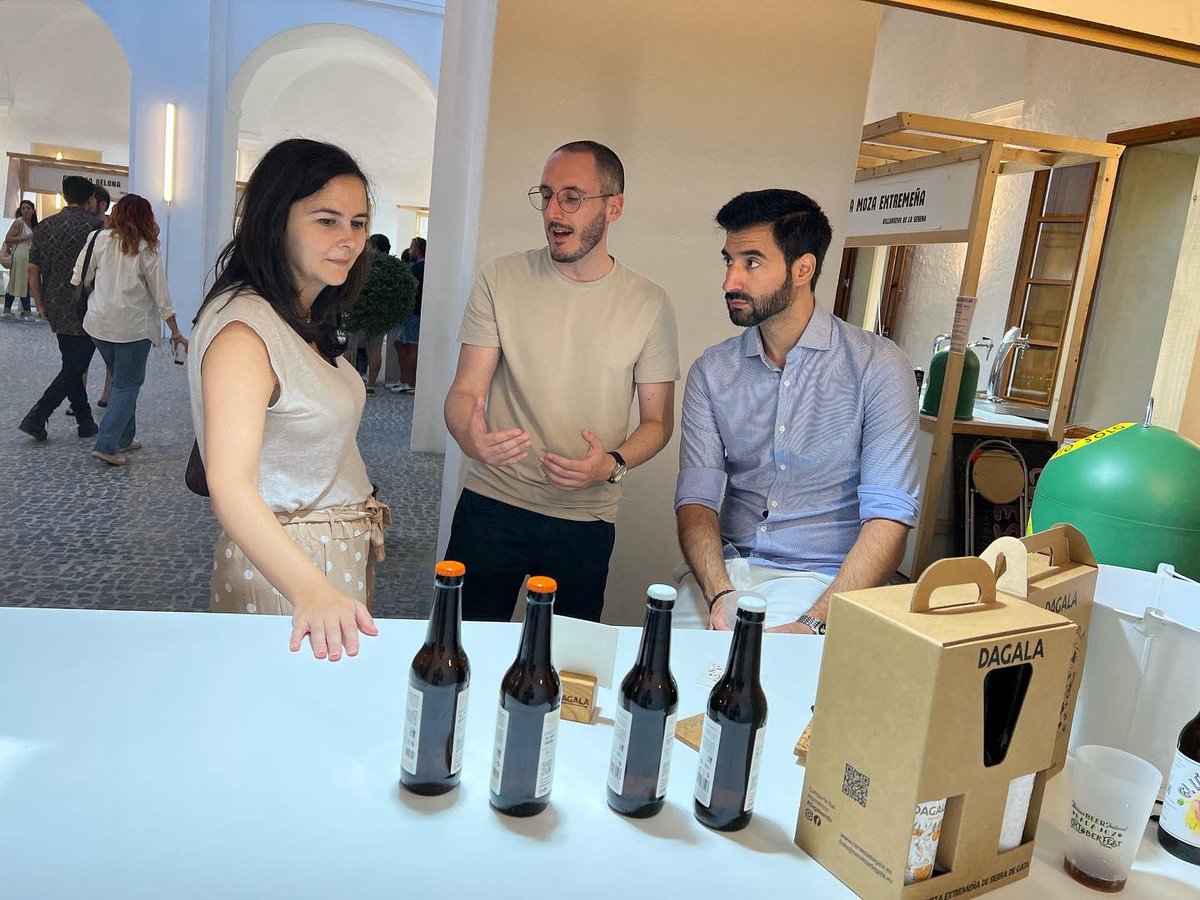 CsBadajoz's tweet photo. 🍻Anoche nuestro alcalde @BarreraGragera y nuestras concejalas @lara_mdeer e #HitosMogena acudieron al Iberian Beer Festival donde pudieron degustar algunas cervezas artesanales y charlar con los emprendedores. https://t.co/CFDefOZFL9