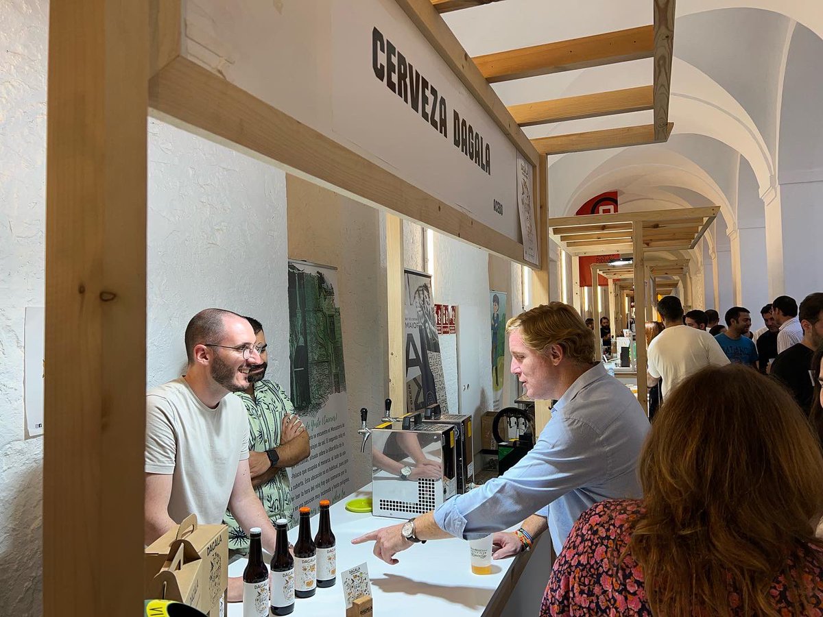 CsBadajoz's tweet photo. 🍻Anoche nuestro alcalde @BarreraGragera y nuestras concejalas @lara_mdeer e #HitosMogena acudieron al Iberian Beer Festival donde pudieron degustar algunas cervezas artesanales y charlar con los emprendedores. https://t.co/CFDefOZFL9