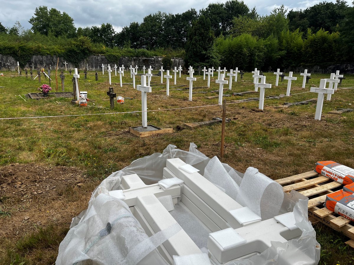 4e_BAC's tweet photo. Projetés sur PAU et BAYONNE dans le cadre de la mission SENTINELLE, les PHENIX de la 4e CCTA et du 3e RHC ont participé activement à la rénovation de l’unique cimetière militaire du département situé sur la commune de LARRESSORE. https://t.co/4MWFH3n0cL