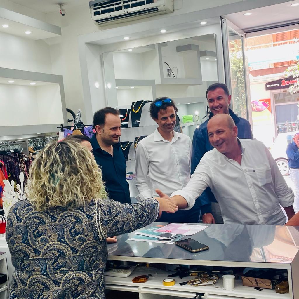 davide_crippa79's tweet photo. Una bella passeggiata sul corso di Sant’Antimo con il Sindaco Massimo Buonanno e gli amici del PD.

La crisi economica e quella energetica stanno mettendo a dura prova questo tessuto produttivo ma noi faremo il possibile per aiutarlo concretamente. https://t.co/A05WHcFYuP
