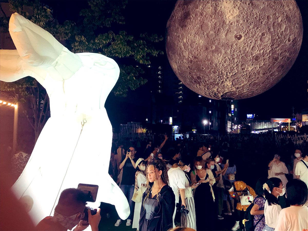 backanaler's tweet photo. 月が綺麗ですね
 #ムーンアートナイト下北沢 https://t.co/YdoRjqNDnT