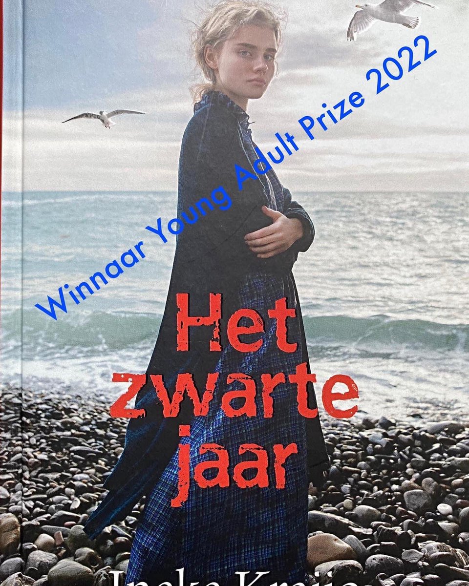 Gisteren was de uitreiking van de #YoungAdultPrize2022. In
juli was al bekend gemaakt dat mijn #jeugdroman Het zwarte jaar gewonnen had, maar gisteren werd het officieel. 

Het beeldje heeft een mooie plaats op de kast, tussen de twee andere gewonnen beeldjes 😊.