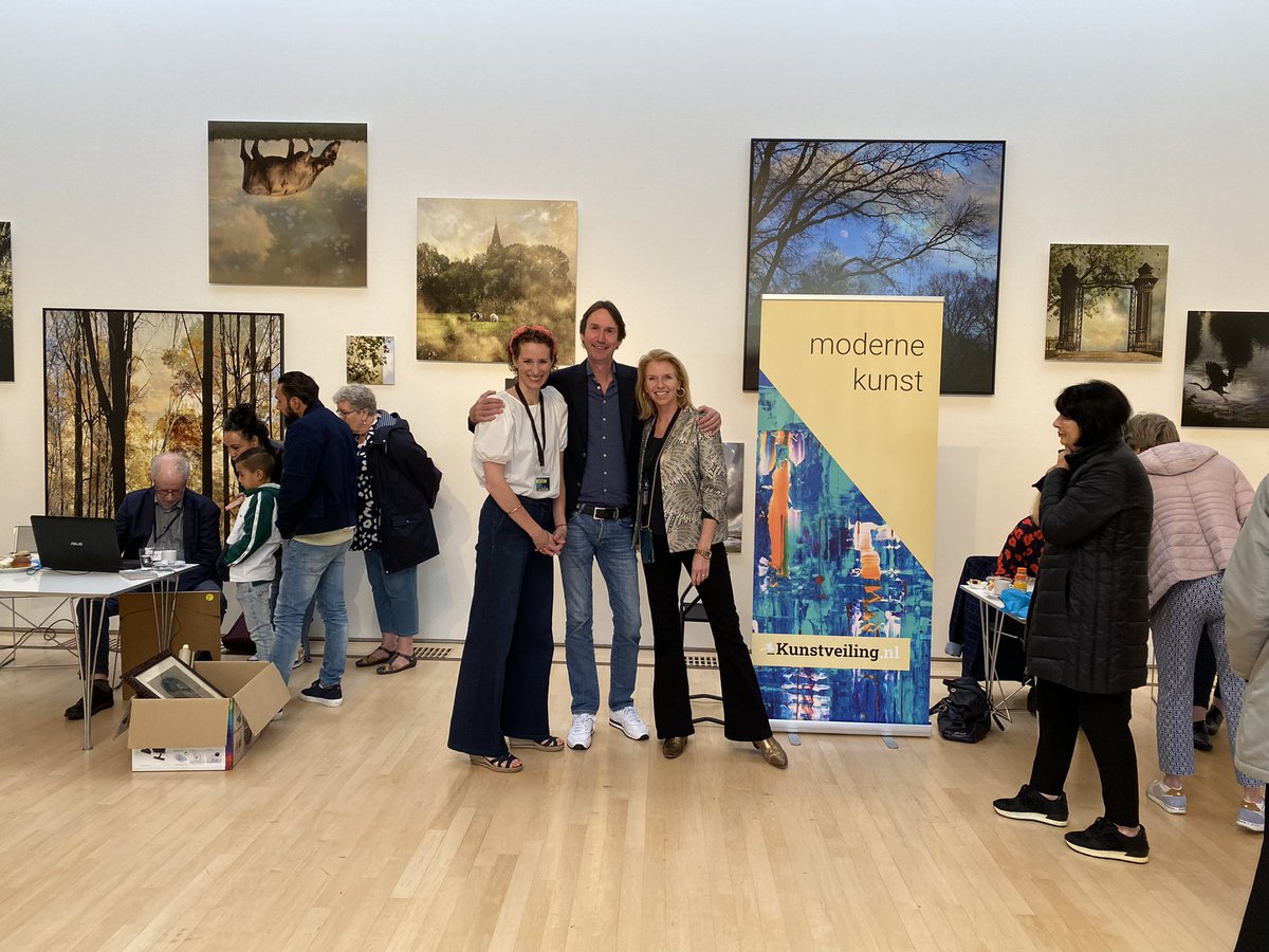 Wat een succes is de Kunst of Kitsch taxatiedag in samenwerking met Kunstveiling.nl! Vele Amstelveners stonden vandaag in de rij om hun kunstobjecten te laten taxeren. Wethouder <a href="/HerbertRaat/">Herbert Raat</a> kwam ook even langs om de drukte in het museum te aanschouwen.