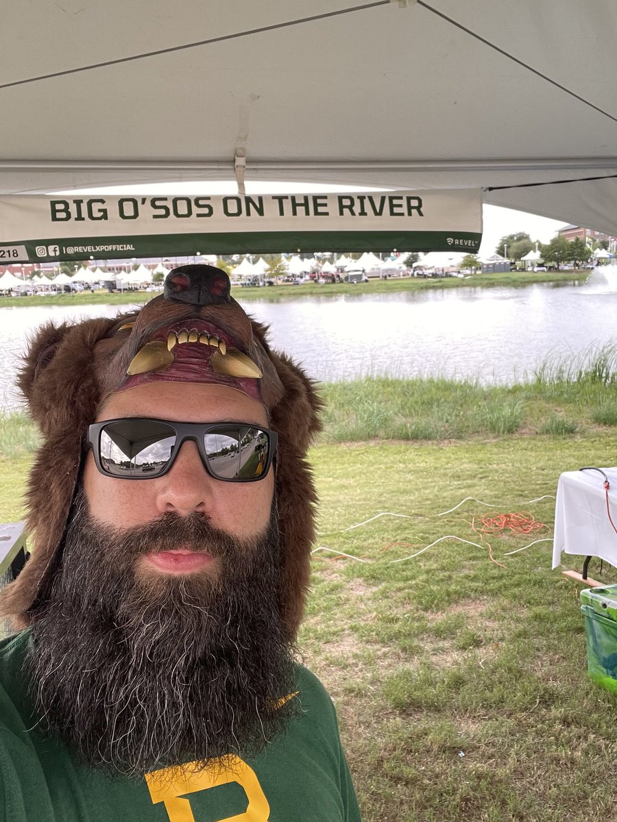 _bearhat's tweet photo. Saturday morning tailgating!!! Saturdays are for the Bears!!! #bearhat ready to pre-game and watch a Baylor win!! #baylortwitter #bearhat #tailgate #SicEm https://t.co/o43Afhyhtp