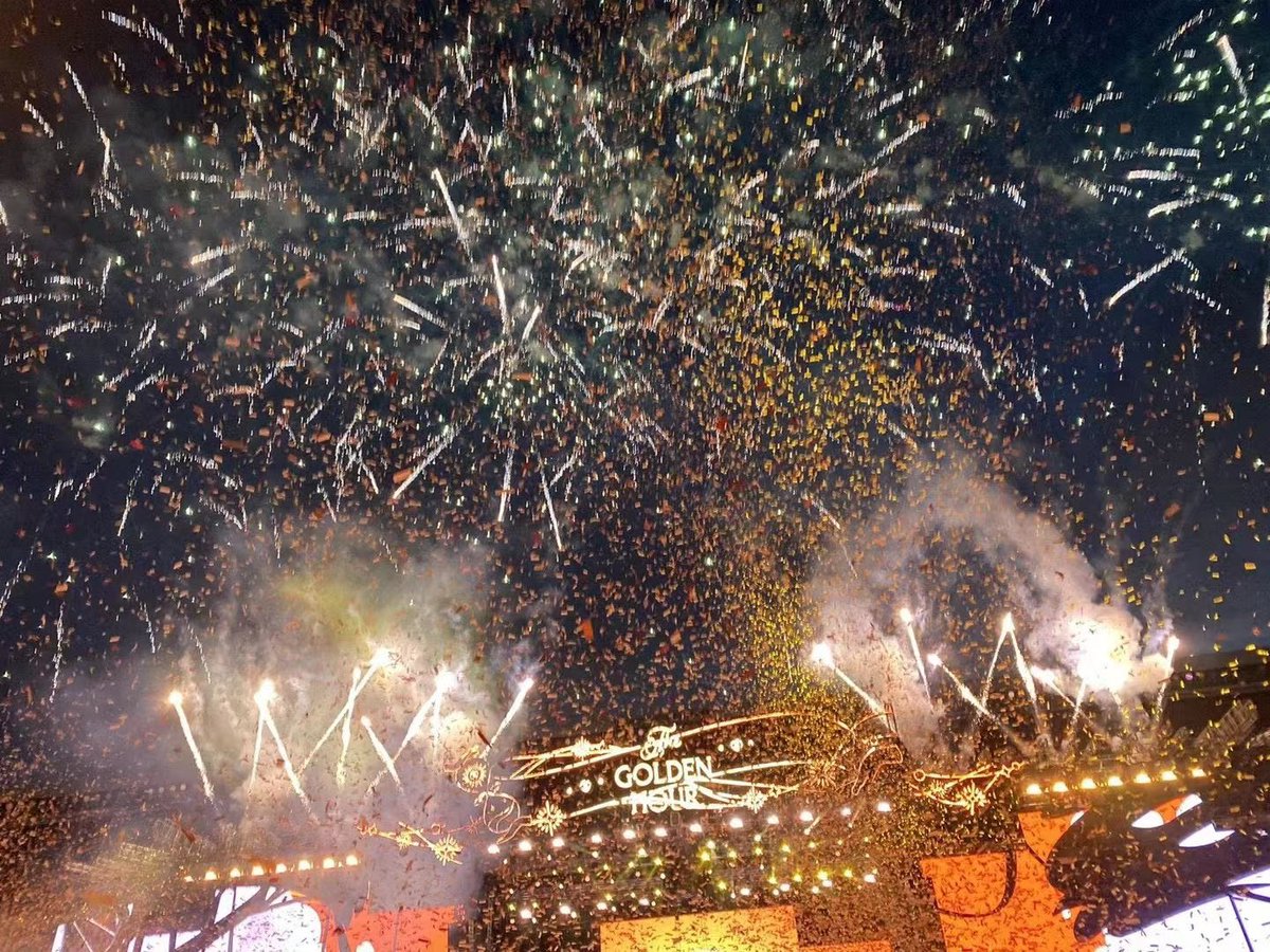 iu is truly the queen of kpop this concert was spectacular in every way