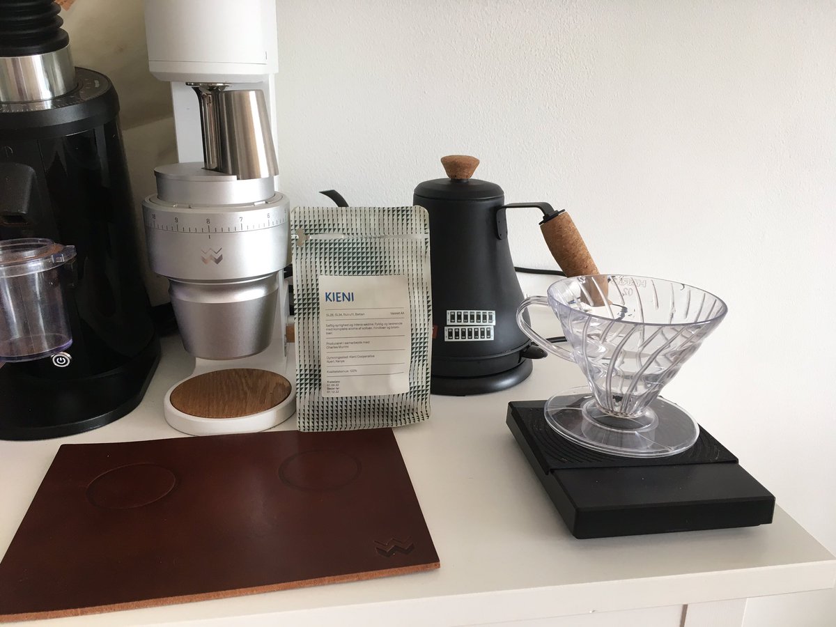 Zitzero's tweet photo. Back home from the #EFMC14 and back to the delightful #fluiddynamic problem of coffee brewing @coffeecollectif ☕️ https://t.co/RNk2J22usP