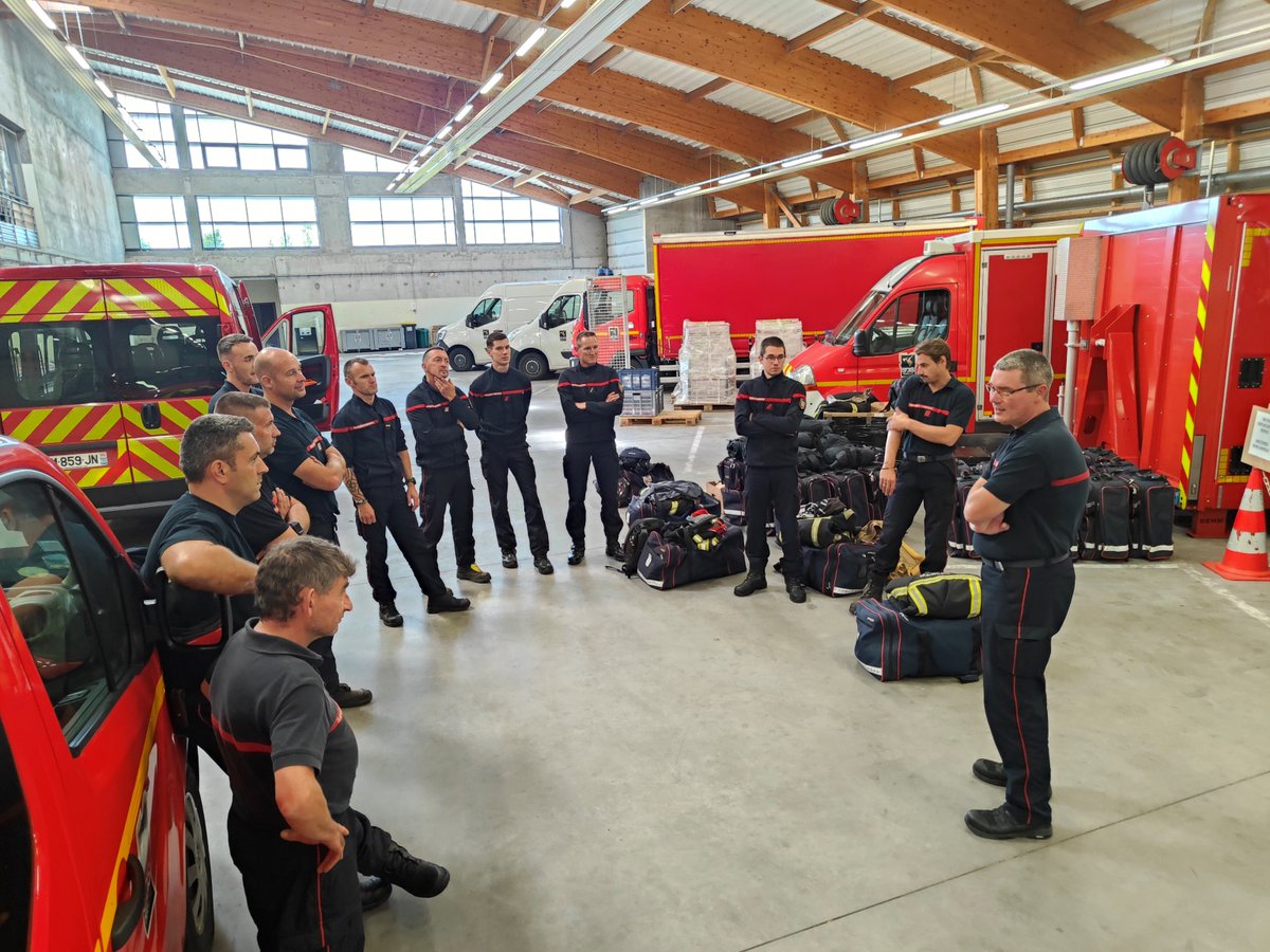 SDIS50's tweet image. 🔥🚒 Le Lieutenant-Colonel Stéphane Poulain a accueilli, en début d'après-midi à #StLo, les #SapeursPompiers de #LaManche partis en début de semaine combattre le #feudeforet de #Saumos en #Gironde. La relève, arrivée hier soir, est engagée sur le terrain depuis tôt ce matin.