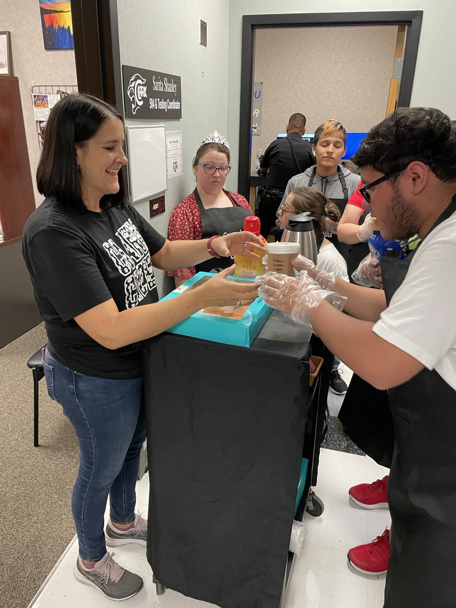 nataliequichoc1's tweet photo. Our first Clark Coffee Cart in the books! #ClarkVIP #ClarkWorkCenter #campusbasedenterprise https://t.co/inOgTLdfoj