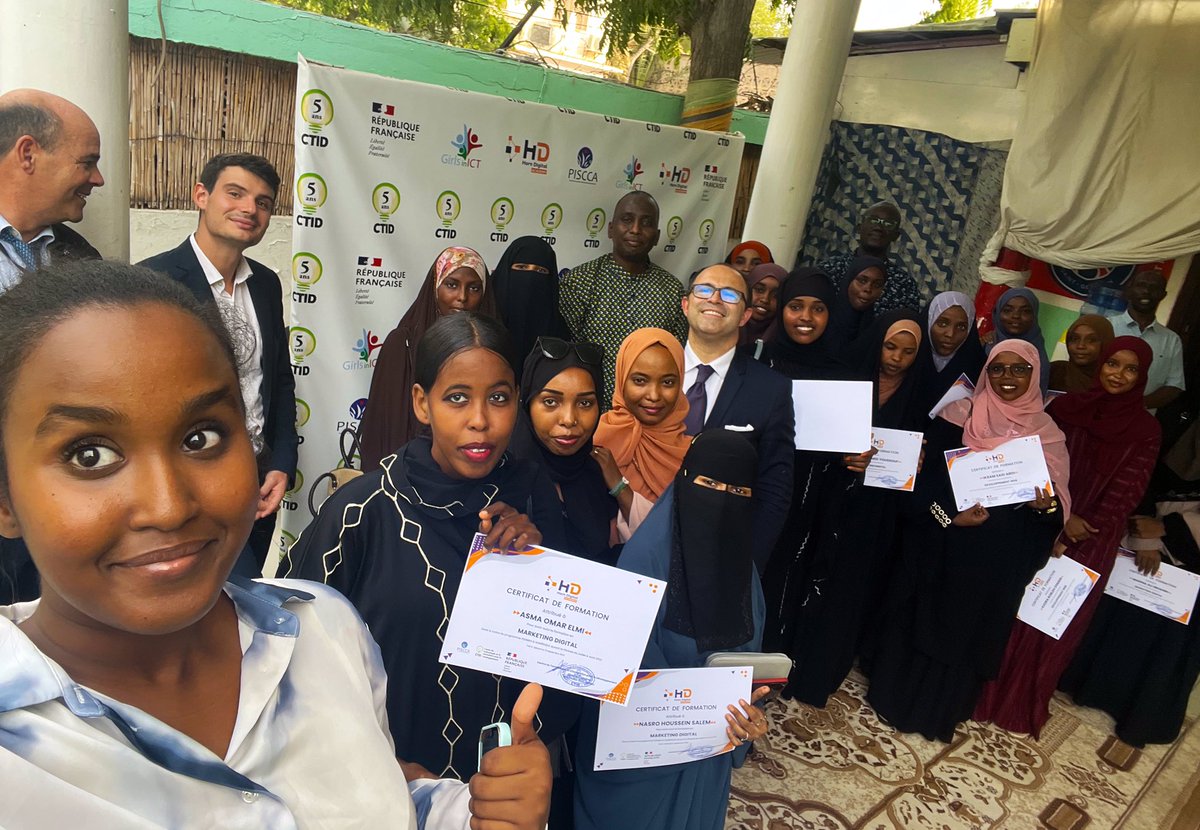 FranceaDjibouti's tweet image. Femmes &amp;amp; Numérique| Le @DjiboutiTechHub a accueilli l’Ambassadeur 🇫🇷 pour la remise des certificats aux bénéficiaires du projet « Promouvoir l’autonomisation des jeunes filles et femmes dans l’économie #numérique à #Djibouti», organisé dans le cadre du programme #PISCCA♀=♂ 🇫🇷🇩🇯