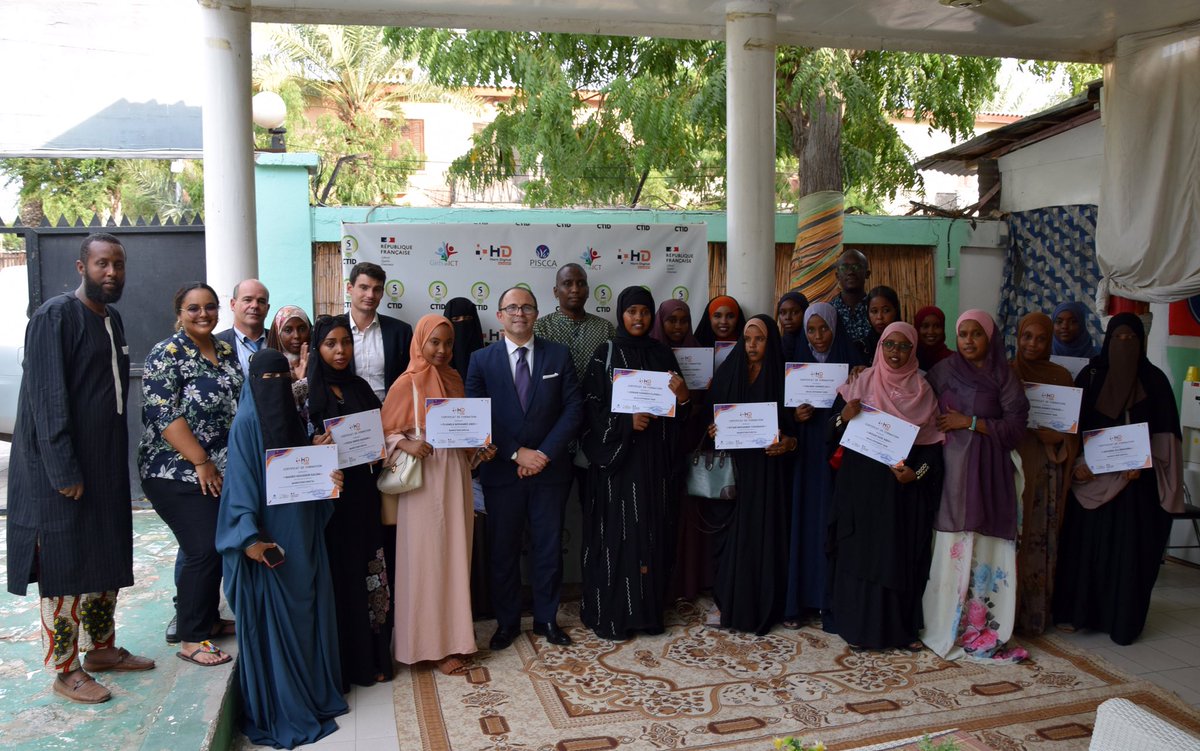 FranceaDjibouti's tweet image. Femmes &amp;amp; Numérique| Le @DjiboutiTechHub a accueilli l’Ambassadeur 🇫🇷 pour la remise des certificats aux bénéficiaires du projet « Promouvoir l’autonomisation des jeunes filles et femmes dans l’économie #numérique à #Djibouti», organisé dans le cadre du programme #PISCCA♀=♂ 🇫🇷🇩🇯