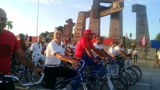 UJCdeCuba's tweet photo. Por un #CodigoDeLasFamilias que defiende la cubanía y a los cubanos. Por un código más inclusivo las nuevas generaciones en toda #Cuba, decimos presente en esta Caravana de respaldo. #CódigoSi #UJC #VamosConTodo #CubaPorLaPaz @aylinalvarezG https://t.co/WUis29uQ1P