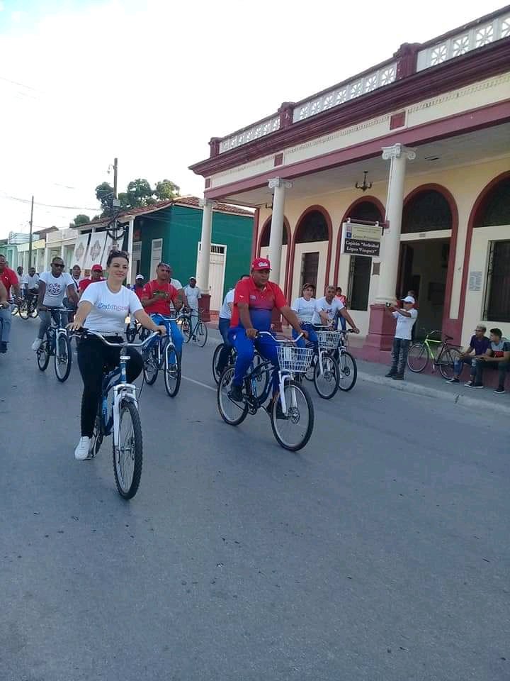 UJCdeCuba's tweet photo. Por un #CodigoDeLasFamilias que defiende la cubanía y a los cubanos. Por un código más inclusivo las nuevas generaciones en toda #Cuba, decimos presente en esta Caravana de respaldo. #CódigoSi #UJC #VamosConTodo #CubaPorLaPaz @aylinalvarezG https://t.co/WUis29uQ1P