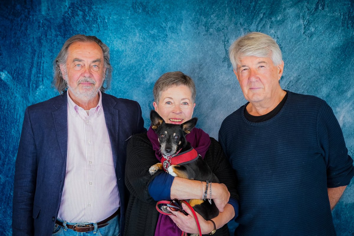 fantomfilms's tweet photo. It's a Pirate Planet reunion! David Sibley, Rosalind Lloyd and David Warwick, with Olive standing in for K9!
https://t.co/unas3mfVFA 
📸 @misterphipps #DoctorWho #DrWho #DoctorWhoEvents https://t.co/XdAyixjOiU