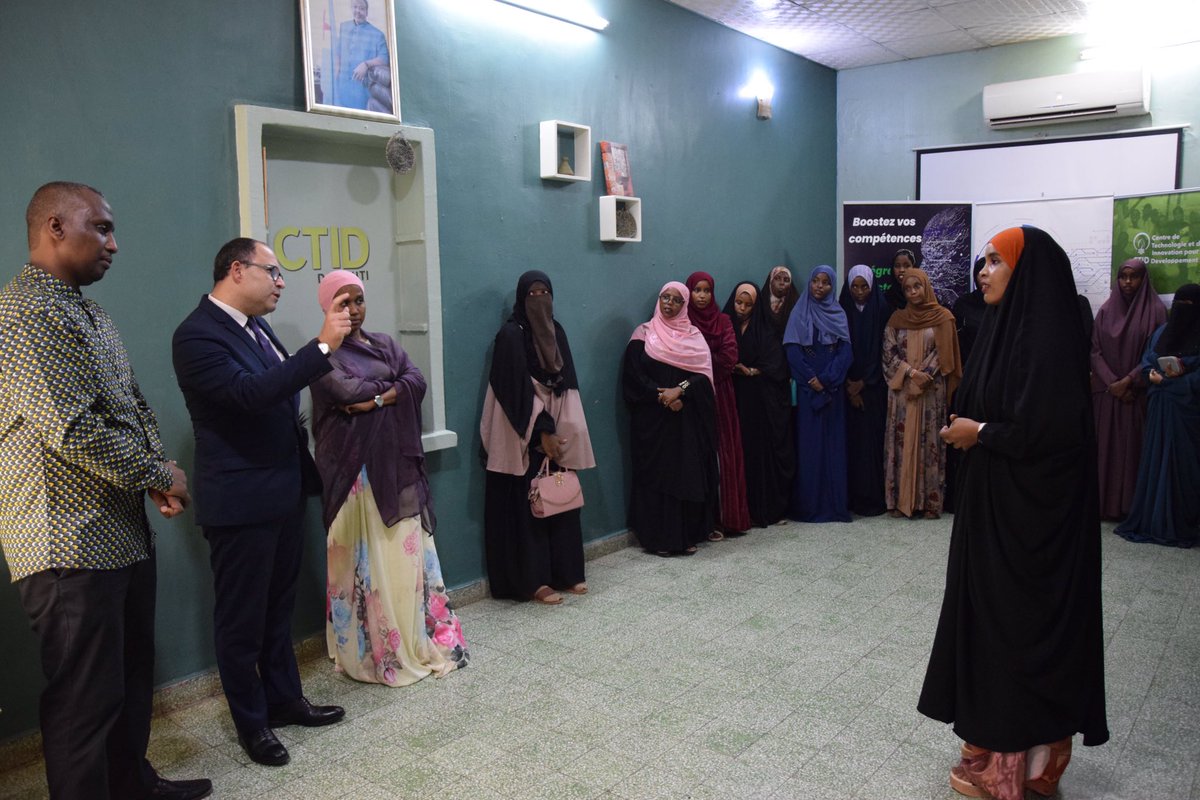 FranceaDjibouti's tweet photo. Après un moment d’échange avec les récipiendaires du programme sur leur parcours, l’Ambassadeur de France les a félicitées et leur a remis les certificats de formation 🎓 #France #Djibouti #PISCCA #GirlsInICT https://t.co/MYm5UifxHI