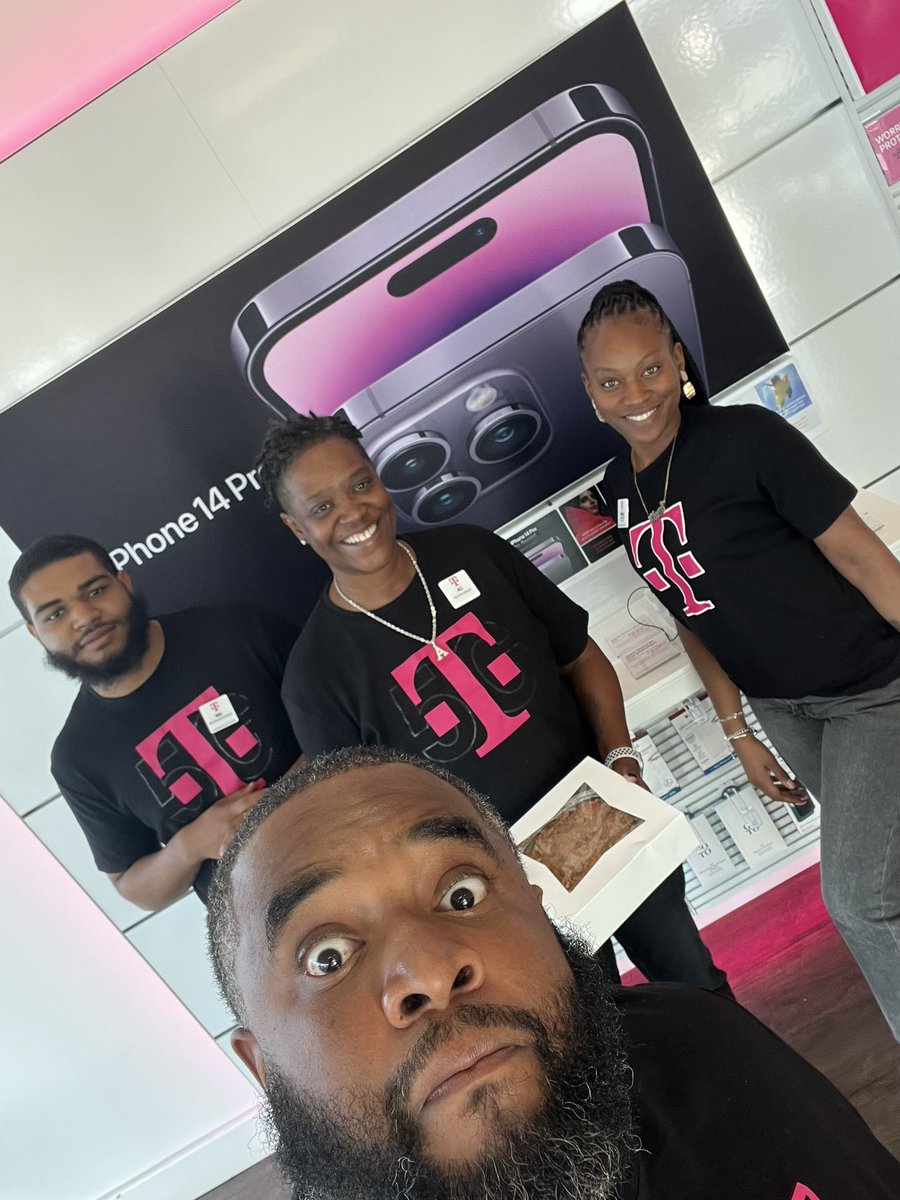 growthisking's tweet photo. What up Hamilton and team! The face of disappointment because they weren’t willing to share 🍎🥧… ☔️🛌❄️ I made my deliveries…… Side Note: whoever can guess those emojis wins a COBBLER!!!!! #emojitest #applecobbler https://t.co/n3QGvmmm4I
