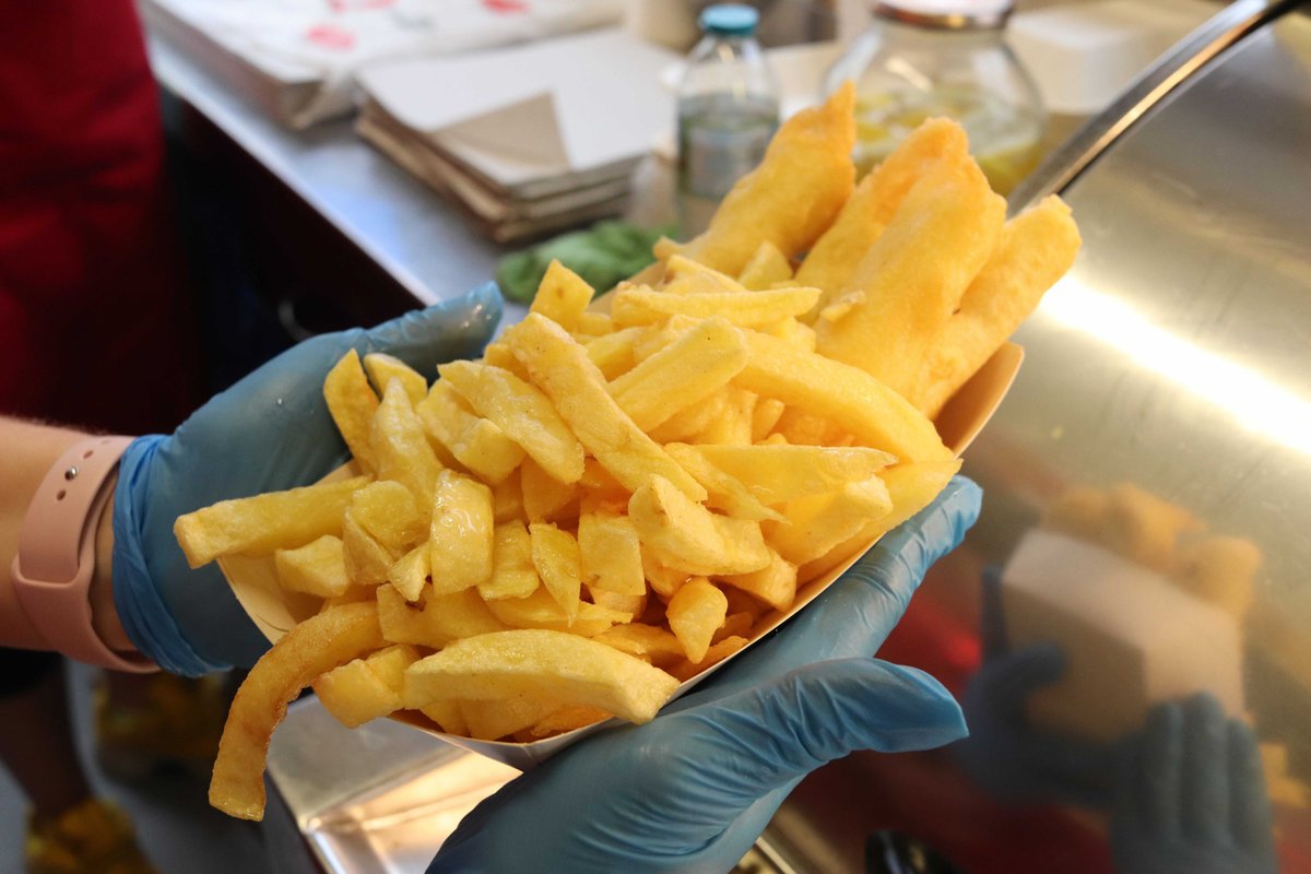 chips_dips's tweet photo. 🥔 FRESH 🥔

Freshly cut and fried potato chips with cod goujons made to order. We appreciate your patience while you're waiting!

We are open 10 - 4pm today.

#lucysfishandchips #lucyschips #lucyschipsnorwich #NorwichMarket #norwich https://t.co/r22sr5TxMH