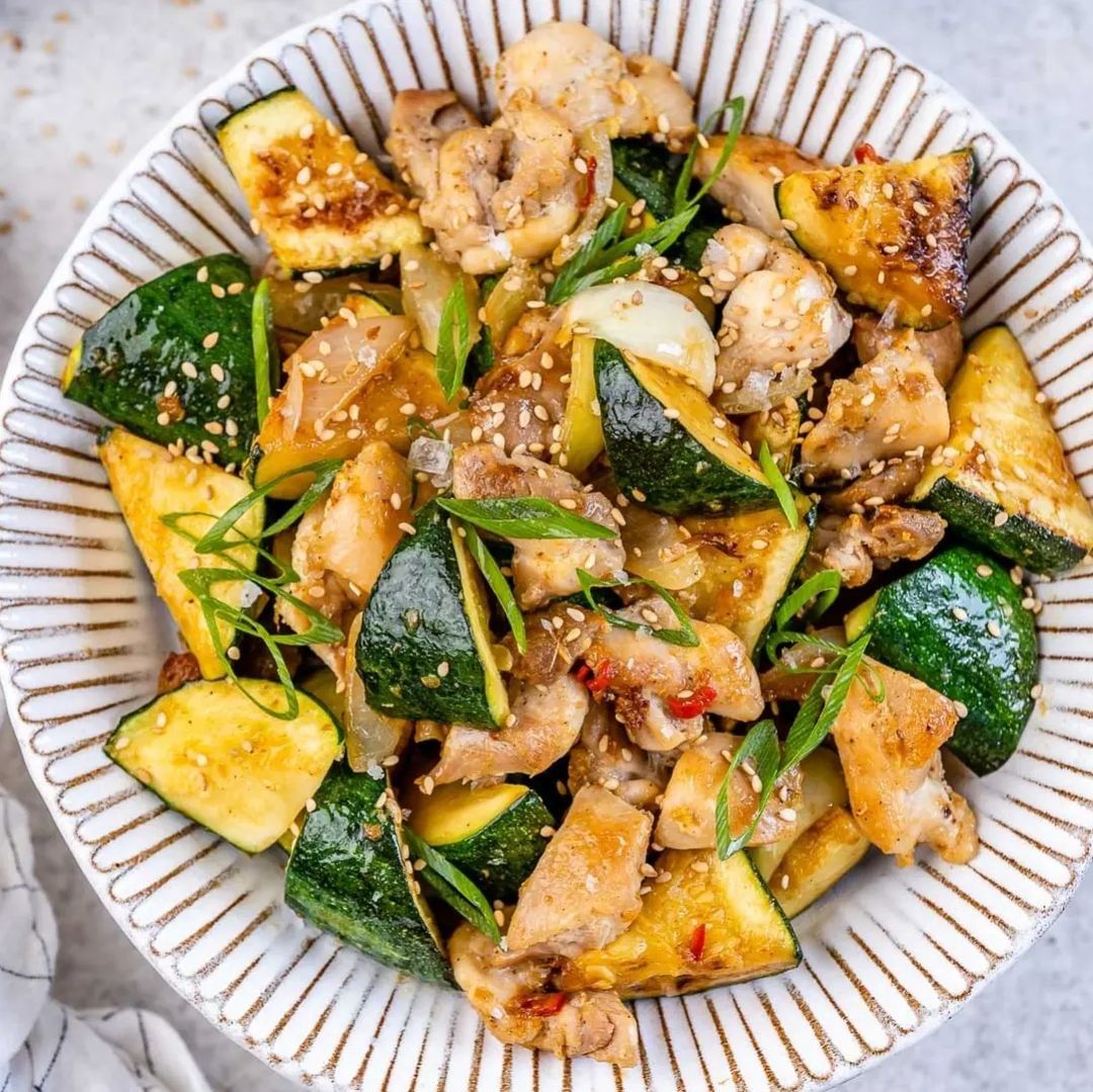 Lowcarbjiji's tweet image. QUICK &amp;amp; EASY Zucchini + Chicken Stir Fry 😍😍 Don’t forget more free keto recipes and bonus 28 day plans are available in the the link in my bio👆 !!
Credit 🎥 cleanfoodcrush 

#ketodieting #ketochef #ketolunchideas #ketofoodideas #ketopaleo #ketosupport #ketoflu #ketoforhealth