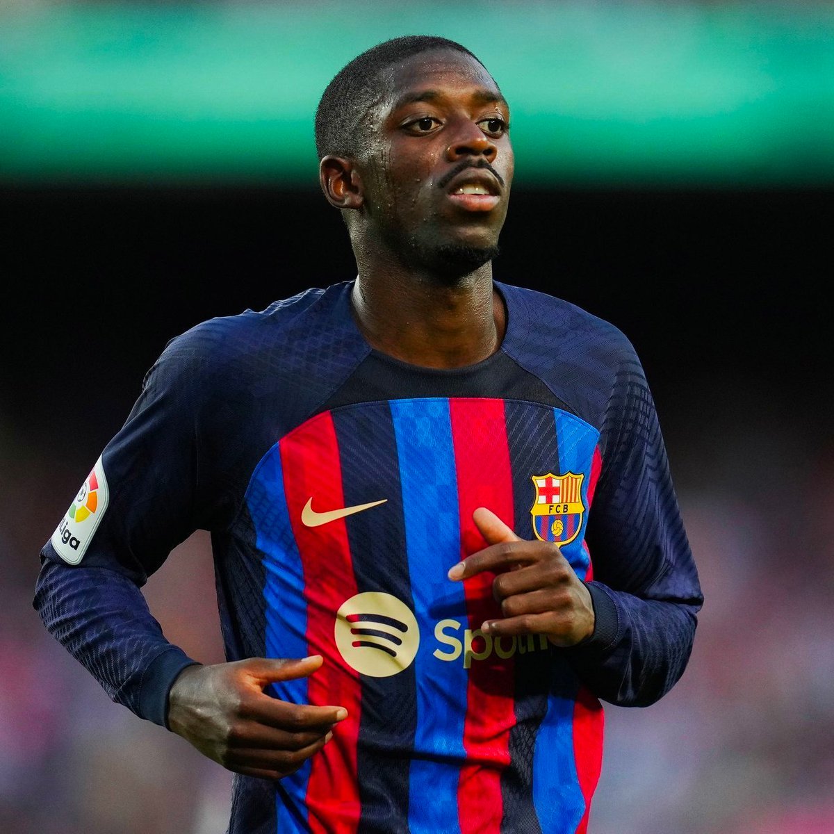 lnstantFoot's tweet photo. Félicitations à Ousmane Dembélé qui est devenu papa hier soir ! 👏🏿🥹👪

L'attaquant barcelonais qui a passé la nuit à l'hôpital hier près de sa femme est tout de même titulaire cet après-midi pour affronter Elche ! 💙❤️ (@HelenaCondis) https://t.co/hU42v0xl4p
