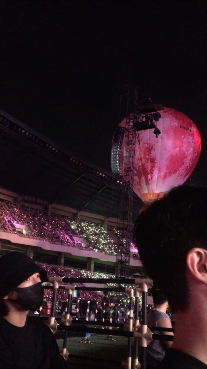 erule_1204's tweet photo. 𝙈𝙄𝘾𝙃𝙄𝙉 아이유 콘서트에 정국이 https://t.co/ZBOwPbmraW